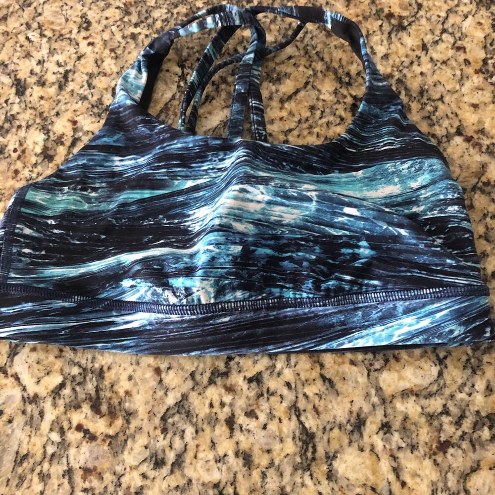 Size 6 Lululemon Energy bra. Only worn once!